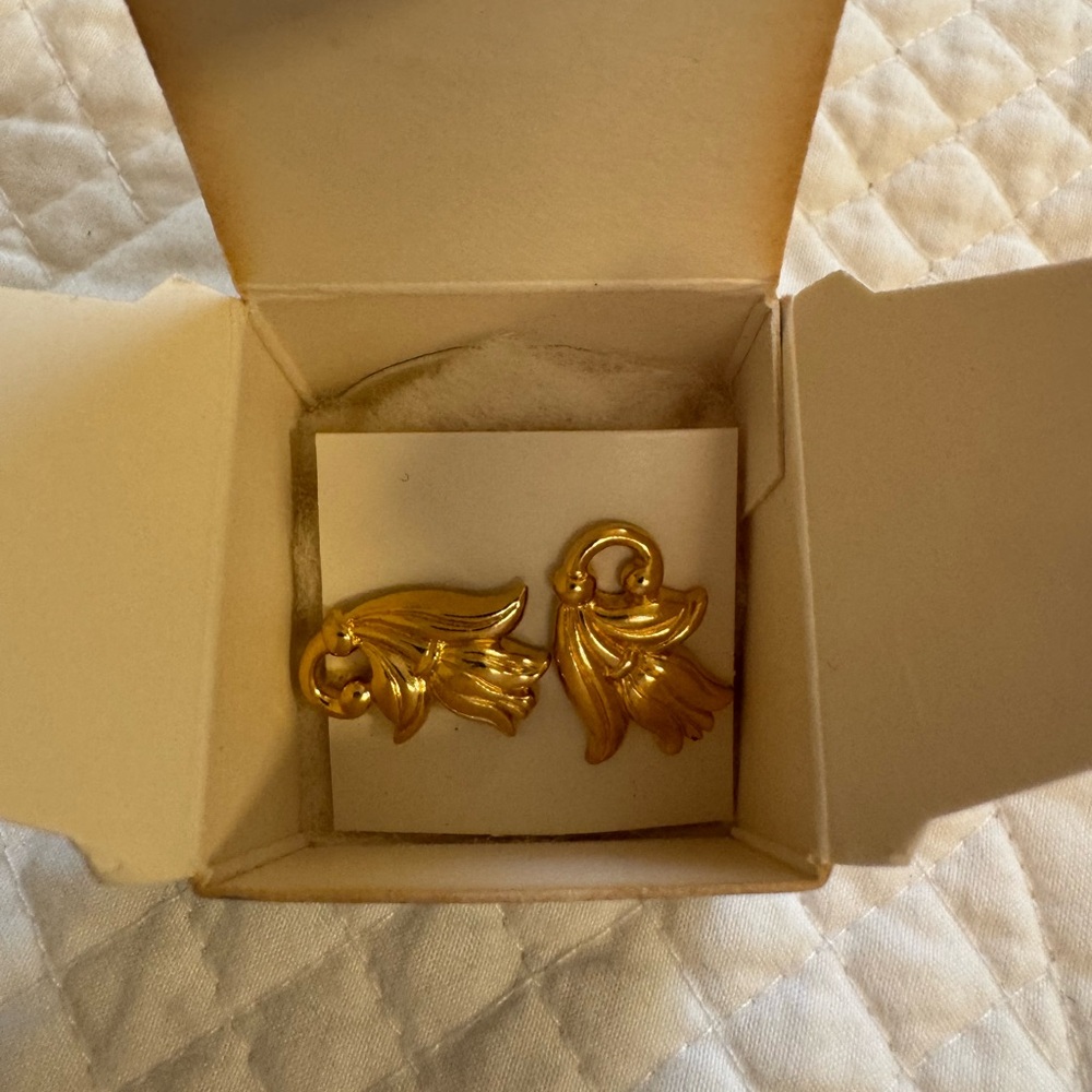 Avon Goldtone Spring Tulip Earrings